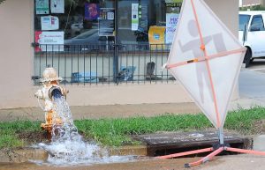 Open fire hydrant flushing water though the system at the corner of Mitchell Avenue and North State Street in Jackson, Thursday, Sept. 15, 2022. Credit: Vickie D. King/Mississippi Today