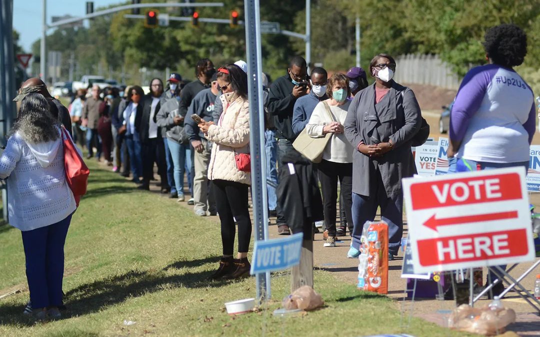 Long line and long waiting for voters at The Mark Apartments in Ridgeland. Credit: Vickie D. King/Mississippi Today