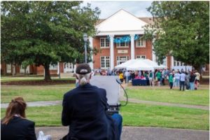 Mississippi water-colorist Wyatt Waters paints a live scene of Magnolia Mingle