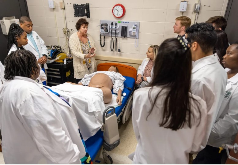 A program is putting more doctors in rural Mississippi. The auditor says it needs improvements.