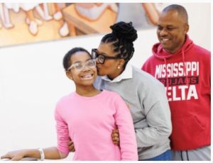 Kennedi Jackson gets a kiss from mom Kashanta Jackson as dad Tyrone Jackson looks on.
