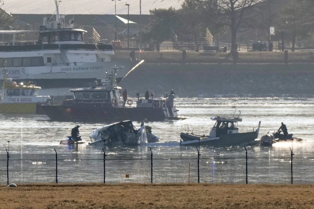 Search and rescue efforts are seen around a wreckage site in the Potomac River from Ronald Reagan Washington National Airport, early Thursday morning, Jan. 30, 2025, in Arlington, Va. (AP Photo/Mark Schiefelbein)