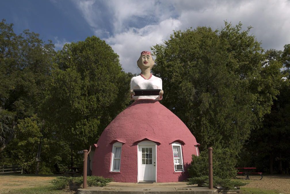 Mammy's Cupboard Restaurant Located in Natchez, Mississippi. Built in 1940. 28 feet tall. (Photo from Mississippi Encyclopedia)