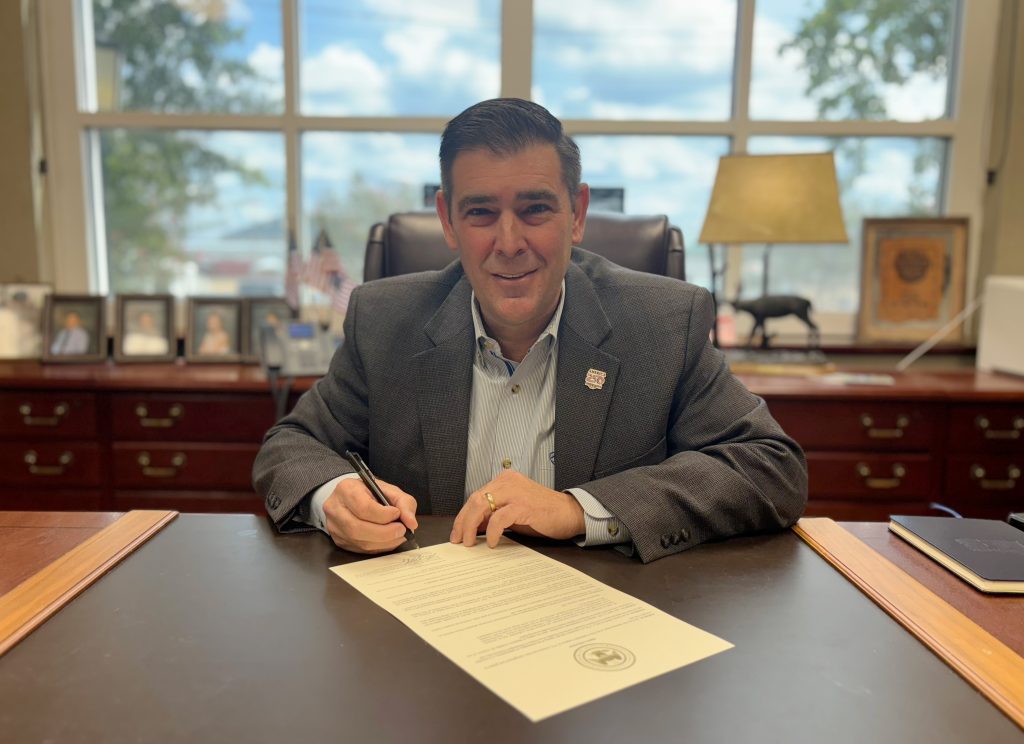  Commissioner of Agriculture and Commerce Andy Gipson signed a proclamation declaring a Day of Prayer and Rededication for America on Senior American Day Wednesday, October 8, at 9:00 a.m. inside the Coliseum during the 2025 Mississippi Great American State Fair.