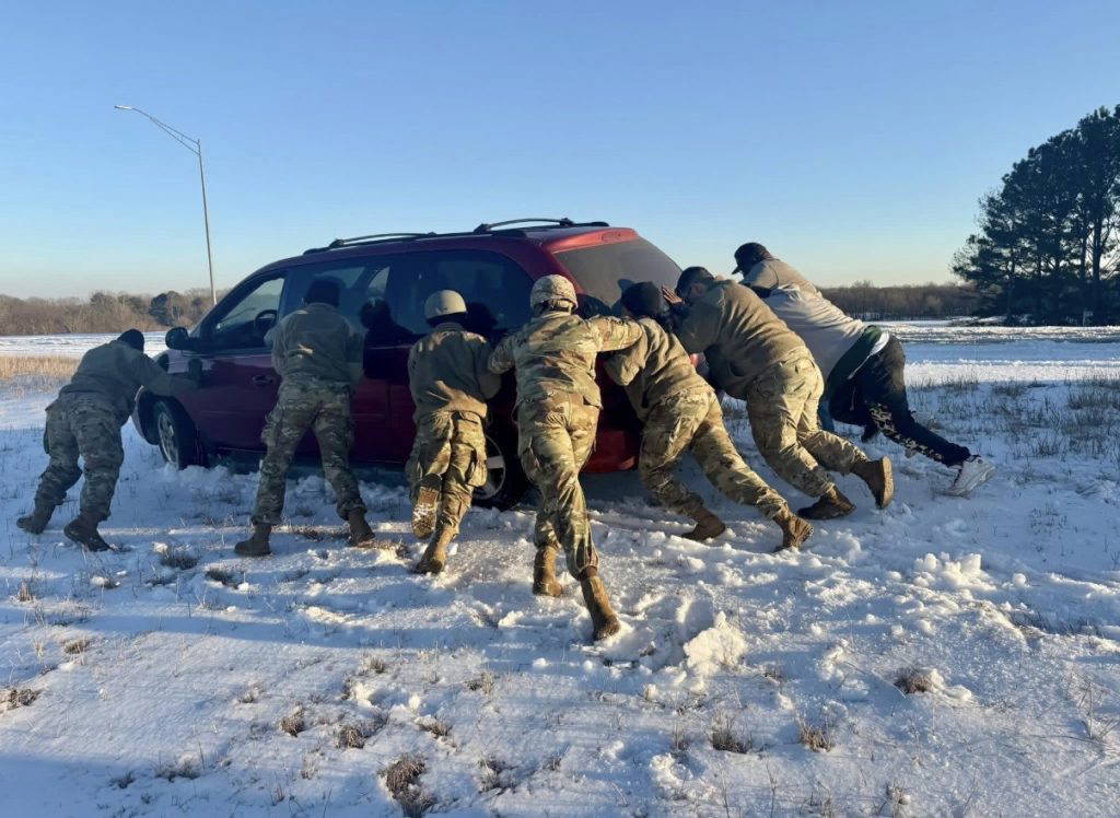 Mississippi National Guard Soldiers assist a stranded motorist during winter storm responseoperations in Mississippi, Jan. 29, 2026. Guardsmen are supporting route clearance, vehicle
recovery, and lifesaving missions across multiple counties as part of the state’s response to
severe winter weather.
(Photos by the Mississippi National Guard)