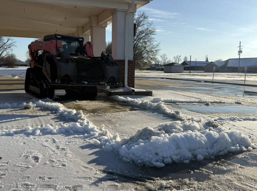 Airmen assigned to the 172nd Civil Engineer Squadron clear snow and ice from a facility during winterstorm response operations in Mississippi, Jan. 29, 2026. Mississippi National Guard Airmen are conducting
route clearance and facility access missions to support community recovery efforts following severe winter
weather.
(Photos by the Mississippi National Guard)